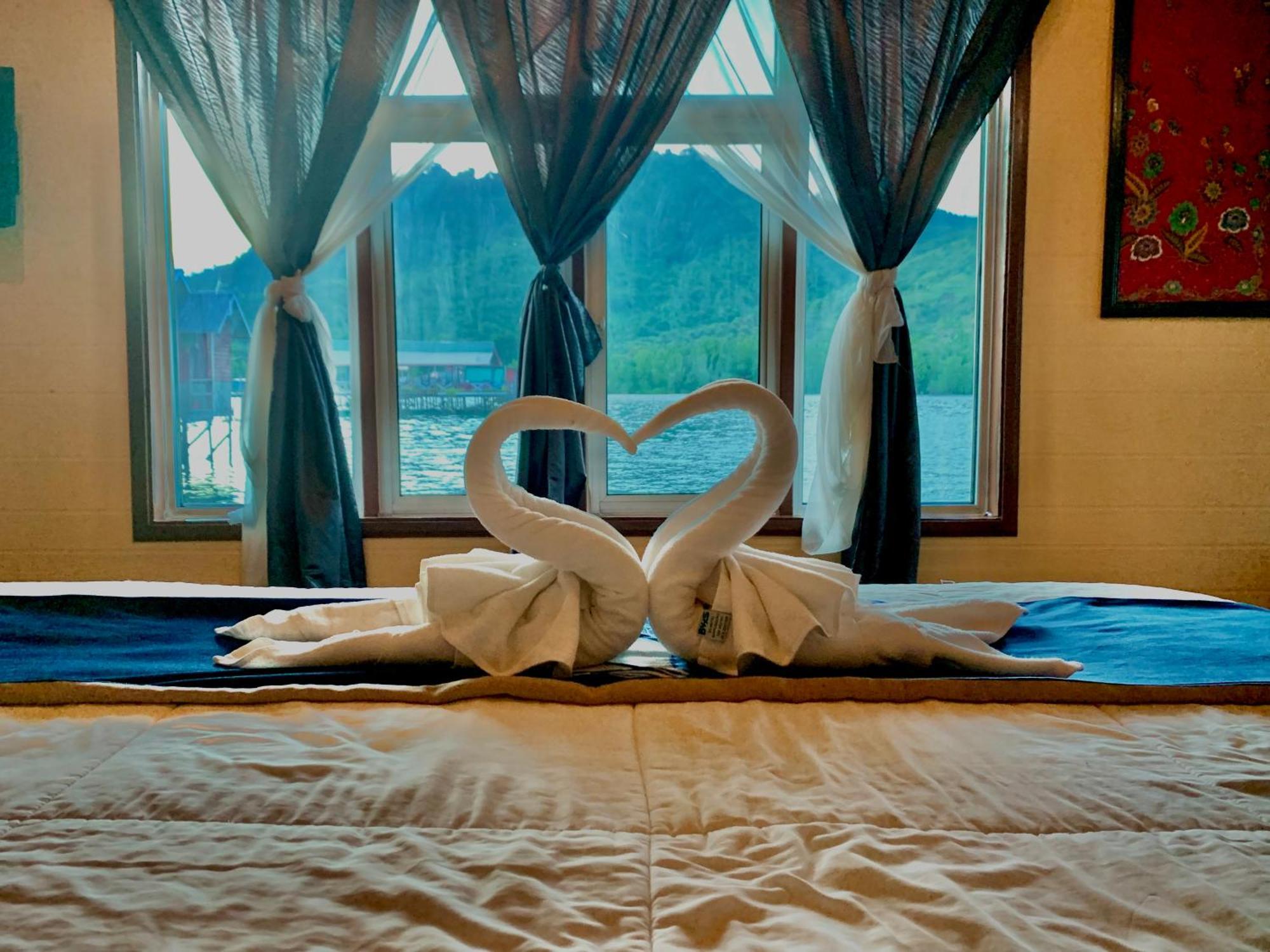 Parapat Water Village Resort Semporna Eksteriør billede