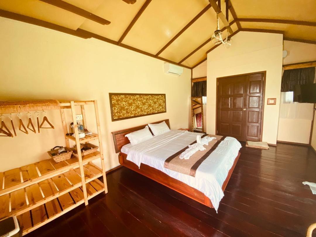 Parapat Water Village Resort Semporna Eksteriør billede