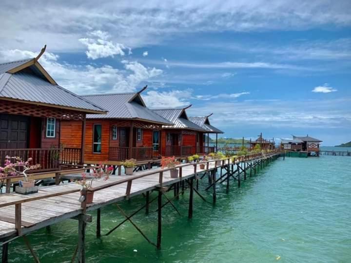Parapat Water Village Resort Semporna Eksteriør billede